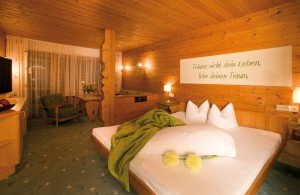 Zimmer im Posthotel Pfunds in Tirol